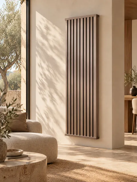 Radiatore tubolare color bronzo in soggiorno