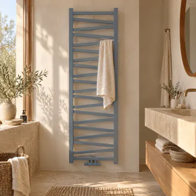Scaldasalviette con asciugamano, bagno al mattino